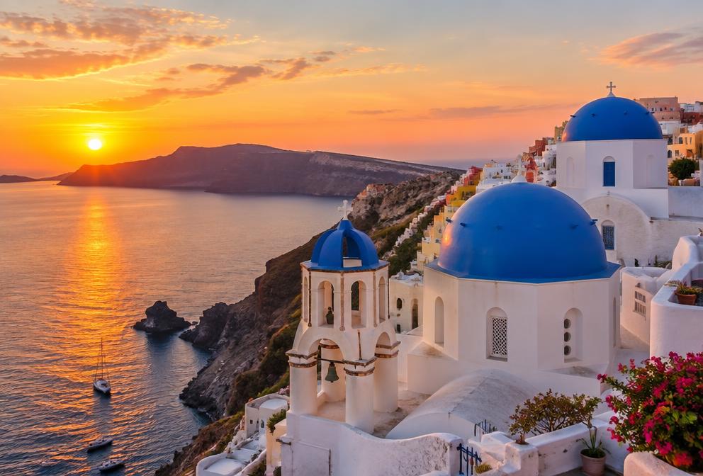 Santorini'de mavi kubbeli beyaz evler